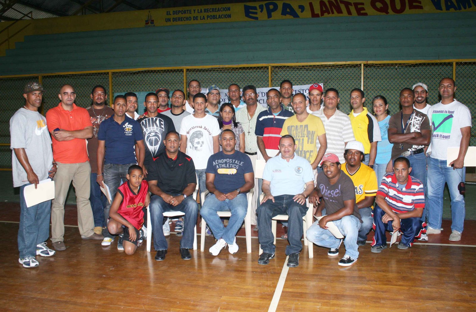 Los árbitros Robinson Aracena, Ambiorix Burgos y el dirigente Vladimir Frías (sentados) con el personal que realizó el importante curso sobre las nuevas reglas del baloncesto FIBA.